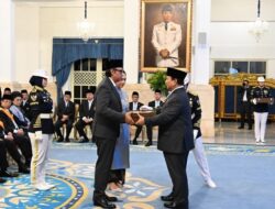 Hoegeng dan Ben Mboi Dapat Bintang Kehormatan