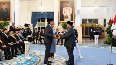 Hoegeng dan Ben Mboi Dapat Bintang Kehormatan