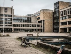 Kampus Sepi, Ijazah Tidak Laku