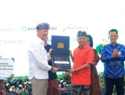 Aksi Akrab Gubernur Koster ke Menteri Agus Gumiwang