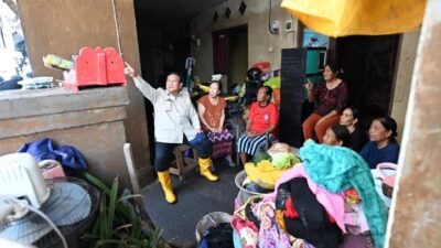 Lumpur Sampai Betis, Prabowo Turun ke Gang Sempit di Bali