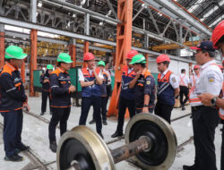 Direktur Utama KAI Tinjau Balai Yasa dan Dipo Manggarai, Perkuat Keselamatan dan Kesiapan Sarana Jelang Nataru