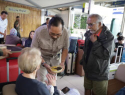 KAI Daop 2 Bandung dan KAI Services Bagikan Aneka Makanan Pokok Lokal Kepada Pelanggan di Stasiun Bandung Dalam Rangka Peringatan Hari Pangan Sedunia