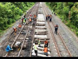 KAI Divre III Palembang Tingkatkan Keselamatan dengan Ganti Rel 54 ke 60 di Ujan Mas Penanggiran
