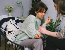 Harus Menolong Keluarga Tapi Dana Belum Siap? Simak Cara Menyikapinya