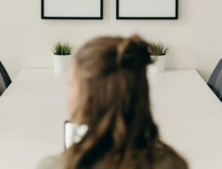 Mengelola Keuangan Saat Transisi Karier, Butuh Jembatan Finansial Sementara?