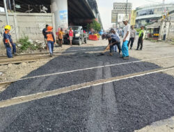 KAI Daop 1 Jakarta Tingkatkan Keselamatan di Perlintasan Sebidang Cikampek dengan Pengerasan Jalan
