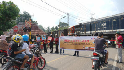 KAI Divre III Palembang Imbau Pengendara Untuk Berhati-hati Ketika Melintas di Perlintasan Kereta Api