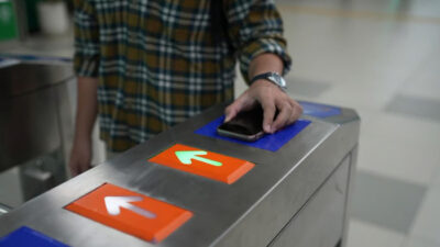 KAI dan Bank Mandiri Perluas Opsi Pembayaran Digital melalui Implementasi QRIS Tap pada Layanan LRT Jabodebek