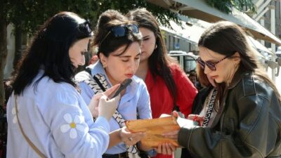 Mengapa Gaya Hidup Teman Bisa Jadi Musuh Dompet Sendiri?