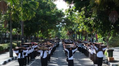 Dibuka Meriah, Komodo Waterfront Festival 2025: 1.507 Peserta Pukau Labuan Bajo dengan Aksi Kolosal Bentang Kain Songke Manggarai