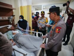 Kapolri Jenguk 39 Korban Ledakan SMAN 72 di RSI
