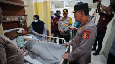 Kapolri Jenguk 39 Korban Ledakan SMAN 72 di RSI