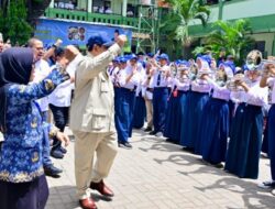 Antusiasme Digital: Prabowo Saksikan Siswa Bekasi Manfaatkan Papan Interaktif