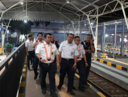 EVP KAI Daop 8 Surabaya Tinjau Tiga Stasiun, Pastikan Layanan dan Antisipasi Hujan