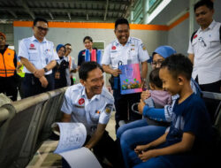 Semakin Melayani Sepenuh Hati, Direktur Utama KAI Bobby Rasyidin Menyapa Langsung Pelanggan di Wilayah Daop 1 Jakarta