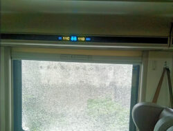 KAI Ingatkan Bahaya Pelemparan Batu ke KA Saat Angkutan Nataru