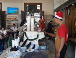 Meriahkan Libur Nataru, KAI Services Percantik Loko Café dengan Nuansa Natal dan Tahun Baru