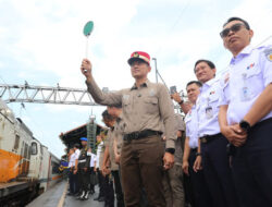 Menko AHY Tinjau Langsung Angkutan Natal dan Tahun Baru, Sapa Penumpang dan Lepas Keberangkatan KA Cakrabuana di Gambir