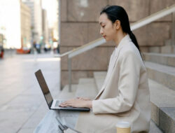 Suka Duka Jadi Karyawan Kantoran Sekaligus Punya Usaha Sampingan