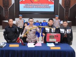Polisi Indramayu Ringkus Tiga Begal Remaja Sadis, Celurit 1,5 Meter Disita
