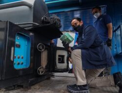 Membakar Setan di Terik Priok