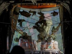 TNI Terjunkan 5,4 Ton Sembako ke Wilayah Terisolasi Gayo Lues