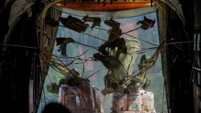 TNI Terjunkan 5,4 Ton Sembako ke Wilayah Terisolasi Gayo Lues