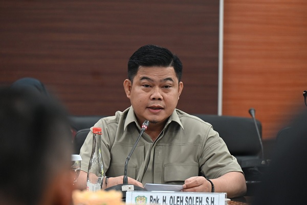 Anggota Komisi I DPR RI Oleh Soleh menekankan pentingnya langkah cepat Kementerian Luar Negeri dalam memitigasi risiko bagi WNI yang berada di Iran menyusul memanasnya situasi keamanan di negara tersebut.