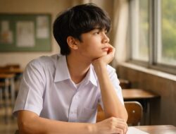 Memungut Serpihan Mimpi di Balik Pagar Sekolah