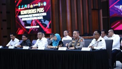 Personel kepolisian saat memaparkan data mengenai jaringan komunitas digital yang menyebarkan paham radikal kepada anak di bawah umur di Jakarta.