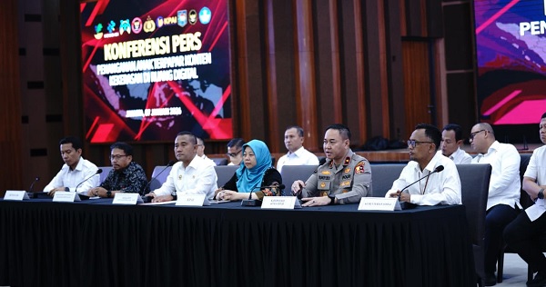 Personel kepolisian saat memaparkan data mengenai jaringan komunitas digital yang menyebarkan paham radikal kepada anak di bawah umur di Jakarta.