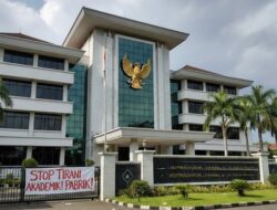 Kampus atau Pabrik?
