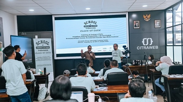 Wakil Menteri Komunikasi dan Digital Nezar Patria saat memberikan arahan dalam pelatihan internet komunitas di Citraweb Solusi Teknologi Training Center, Sleman, Yogyakarta, Kamis (15/1/2026).