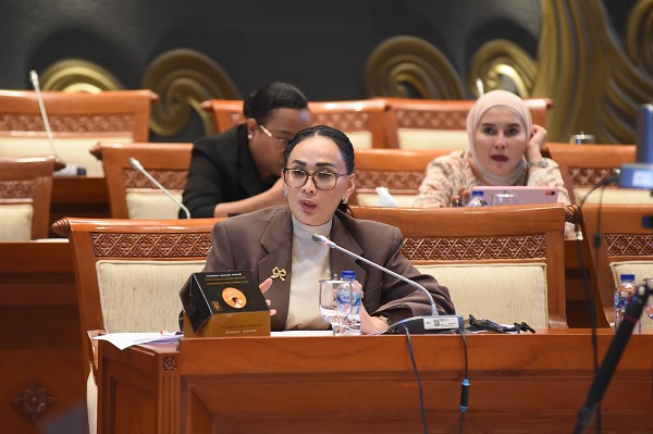 Anggota Komisi I DPR RI Amelia Anggraini memberikan keterangan terkait perlunya pengawasan ketat terhadap teknologi kecerdasan buatan guna mencegah kekerasan seksual berbasis digital.
