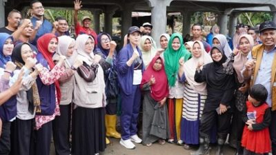 Wakil Menteri PPPA Veronica Tan berbincang akrab dengan ibu-ibu dan anak-anak terdampak bencana di Desa Seunebok Saboh, Aceh Timur, saat menyerahkan bantuan perlengkapan sekolah serta mengedukasi pemanfaatan pangan lokal untuk penguatan gizi keluarga.