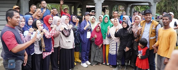Wakil Menteri PPPA Veronica Tan berbincang akrab dengan ibu-ibu dan anak-anak terdampak bencana di Desa Seunebok Saboh, Aceh Timur, saat menyerahkan bantuan perlengkapan sekolah serta mengedukasi pemanfaatan pangan lokal untuk penguatan gizi keluarga.