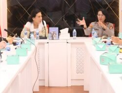 Di Balik Layar Kaca yang Retak: Menenun Harapan bagi Jiwa yang Tercuri