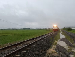 Jalur KA Tegowanu – Brumbung Aman Dilalui Usai Genangan Surut dan Dilakukan Penanganan Tim Daop 4, Perjalanan KA Normal Kembali