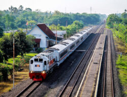 KA Harina Tertemper Mobil di Jalur KA antara Stasiun Brumbung – Alastua, KAI Imbau Masyarakat Lebih Peduli Keselamatan