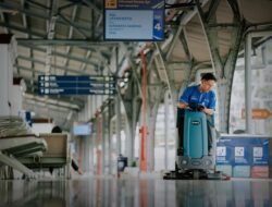 Ride On Scrubber, Si Kecil Andalan Resclean Buat Lantai Stasiun Bersih