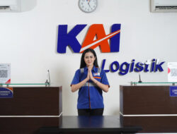 Rayakan Momen Hari Valentine, KAI Logistik Bagikan Cokelat Untuk Pelanggan