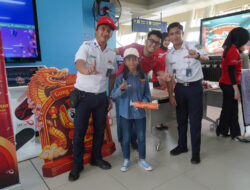 Semarak Imlek, LRT Jabodebek Bagi-bagi Souvenir ke Pelanggan di 3 Stasiun