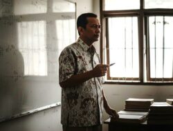 Di Bawah Langit Ruang Kelas yang Berdebu