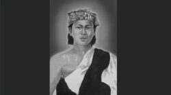 Potret Ida I Gusti Ngurah Made Agung dalam balutan busana tradisional Bali yang bersahaja namun berwibawa, mencerminkan sosok raja yang juga seorang intelektual dan sastrawan ulung.