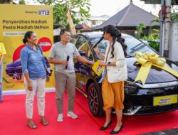 Pelanggan IM3 di Bali Terima Grand Prize Mobil Listrik