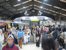 Hari Ke-8 Angkutan Lebaran 2026, KAI Daop 2 Bandung Catat Pelayanan Tertinggi Pada Arus Mudik