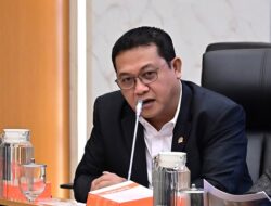 Sajadah Usang dan Karpet Merah yang Asing