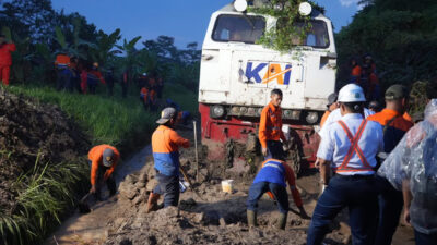 Seluruh Penumpang dan Crew KA Ciremai Dipastikan Selamat Pasca Longsoran di Petak Maswati – Sasaksaat, KAI Daop 2 Bandung Sampaikan Permohonan Maaf ke Seluruh Pelanggan Terdampak