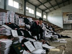 Melipat Harapan di Balik Toga: Menyoal Inflasi Sarjana dan Devaluasi Gelar